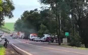 Caminhão sai da pista, pega fogo e duas pessoas morrem entre Missal e Itaipulândia