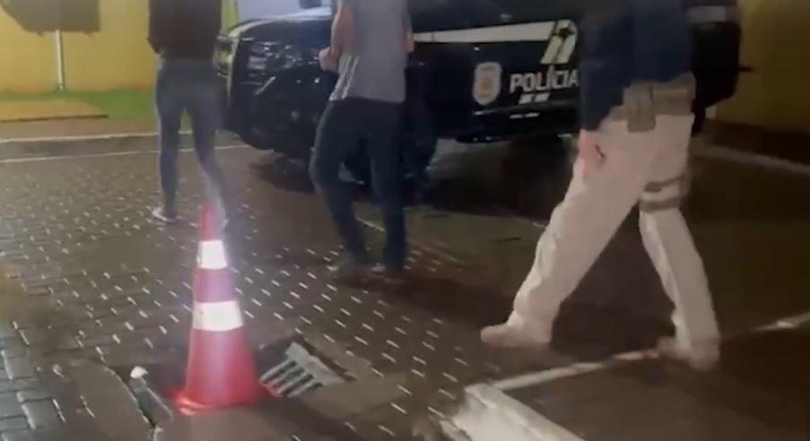 Casal é detido transportando maconha em ônibus na BR-277