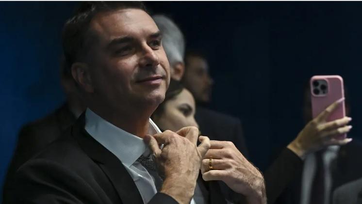 Flávio Bolsonaro reage a vazamento de seu plano de governo que revela congelamento de aposentadorias