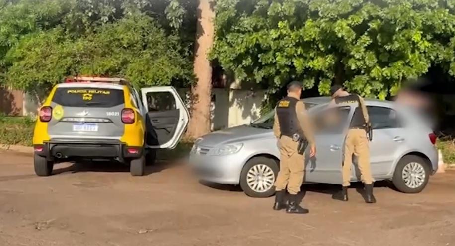 Homem é flagrado dormindo ao volante com carro parado em cruzamento