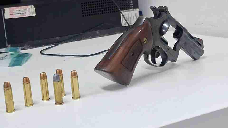 Homem tenta esconder revólver em chapéu, mas é flagrado pela PM em posto de gasolina