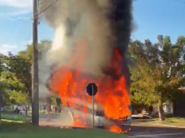 Incêndio em micro- ônibus escolar mobiliza Bombeiros e Defesa Civil em Santa Helena