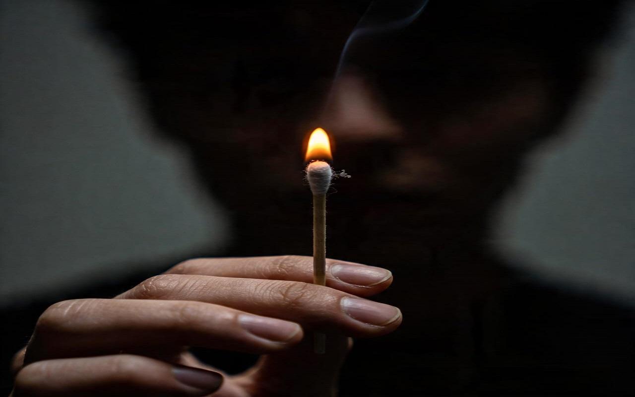 Moda entre jovens em 2022, 'fumar cotonete', volta a preocupar pais e médicos