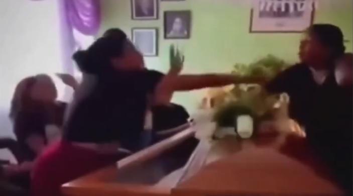 Mulheres descobrem que namoravam o mesmo homem e brigam em funeral
