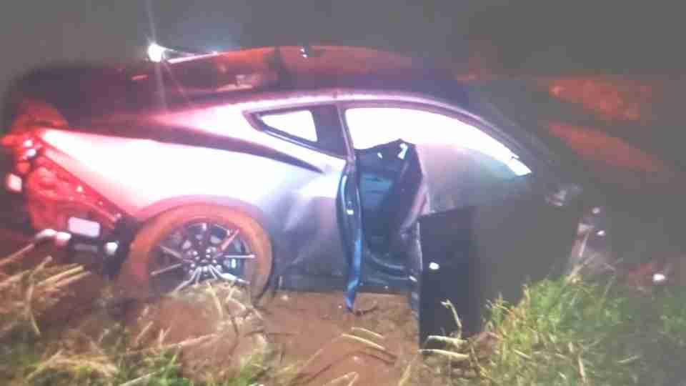 Mustang é abandonado após destruir cercas e cair em estrada rural