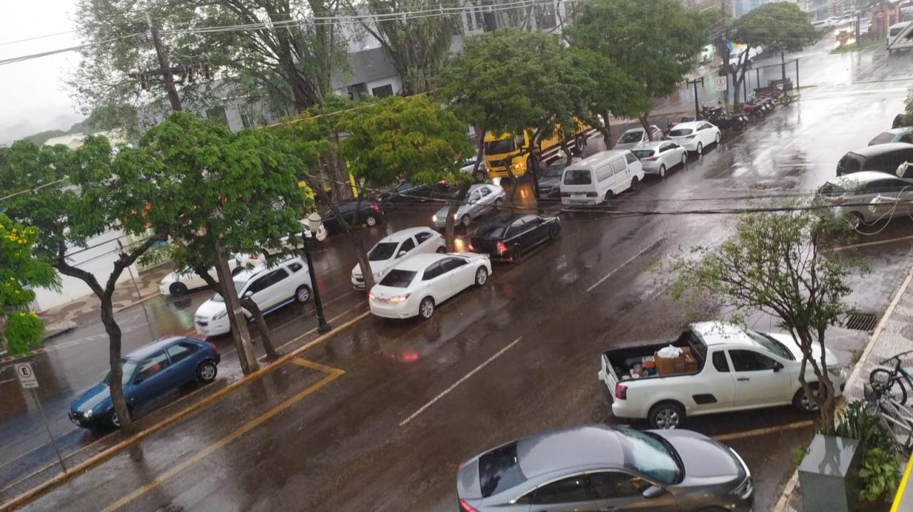 Paraná entra em alerta laranja para tempestades com risco de granizo e ventos de até 100 km/h