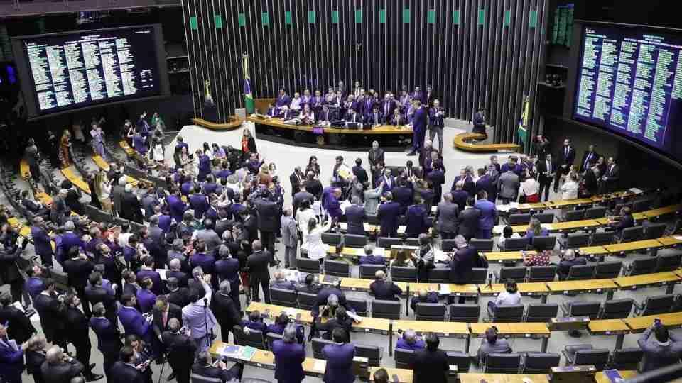 Ponto mágico? Servidores da cúpula da Câmara dos Deputados batem recorde de horas