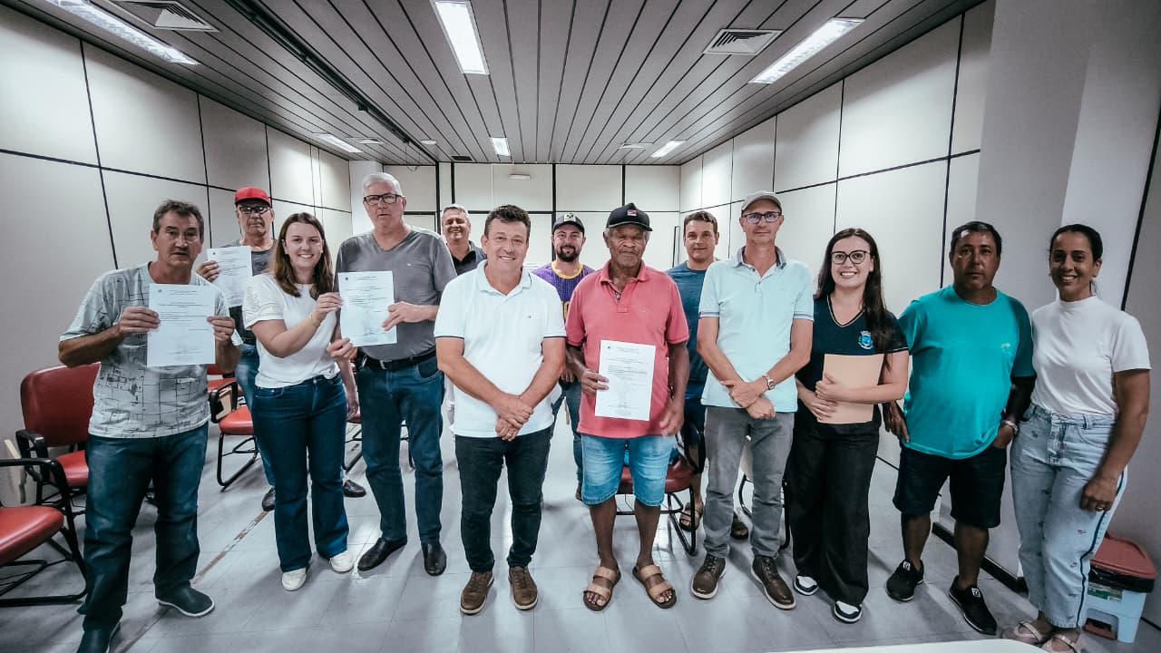 Prefeitura de Santa Helena entrega subsídios a pescadores e apicultores e reforça apoio ao setor agropecuário