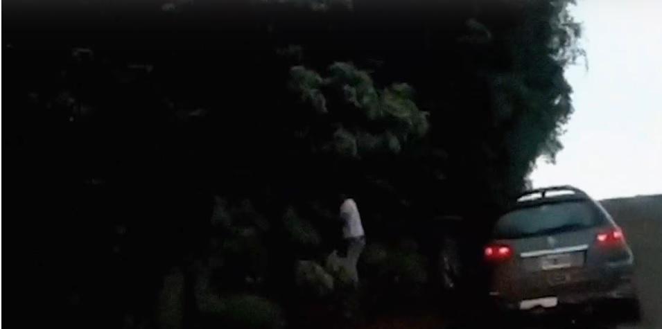 Vídeo mostra traficante pulando de carro em movimento durante fuga