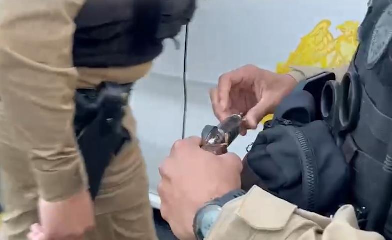 Adolescente é baleado acidentalmente por irmão enquanto manipulavam arma