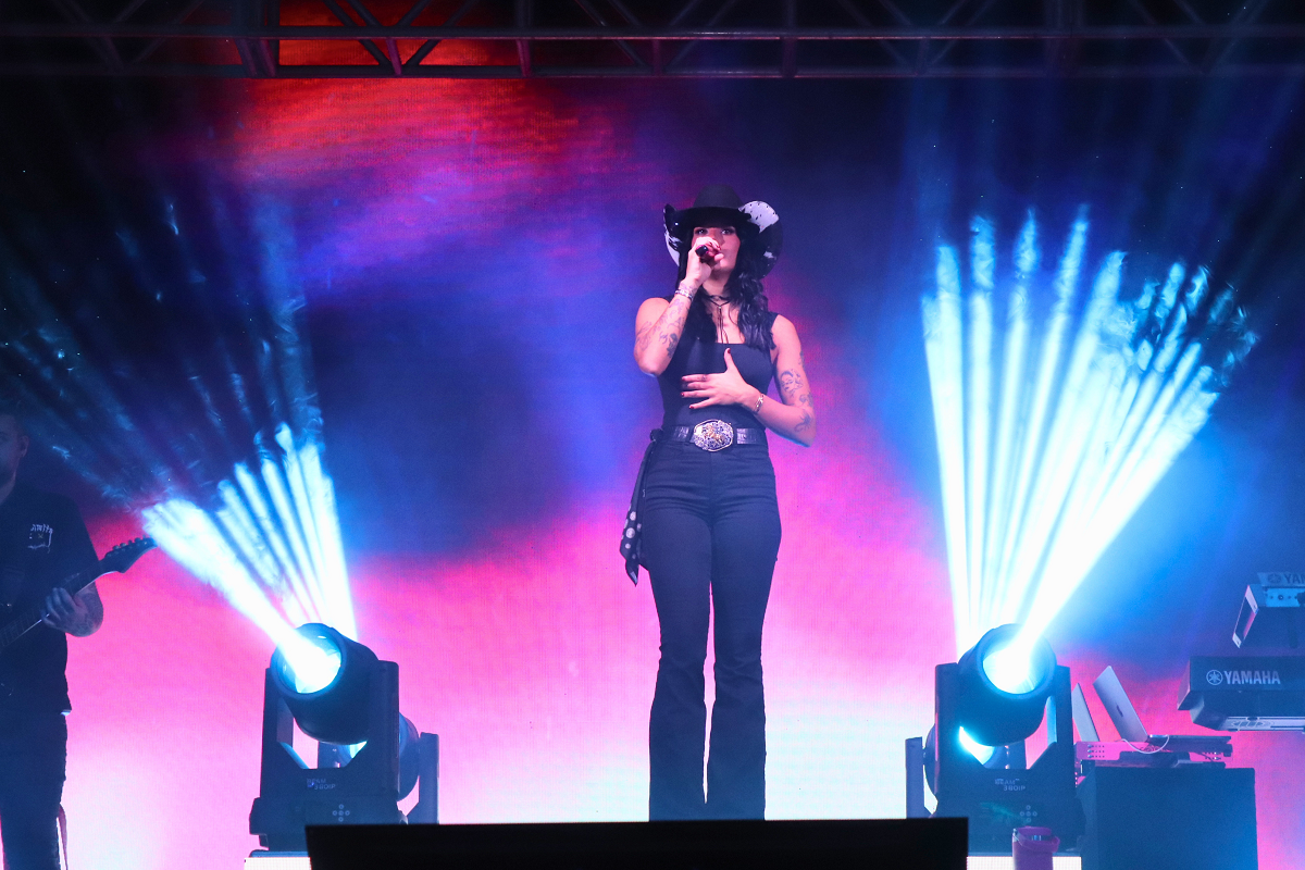 Ana Castela atrai multidão em show histórico e familiar no aniversário de Santa Helena