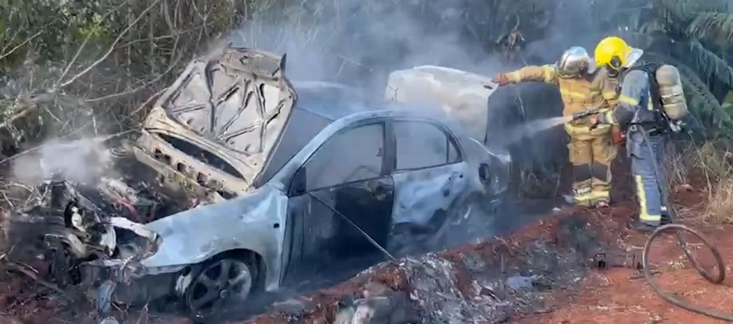 Carro capota e pega fogo na PRc-467 em Cascavel