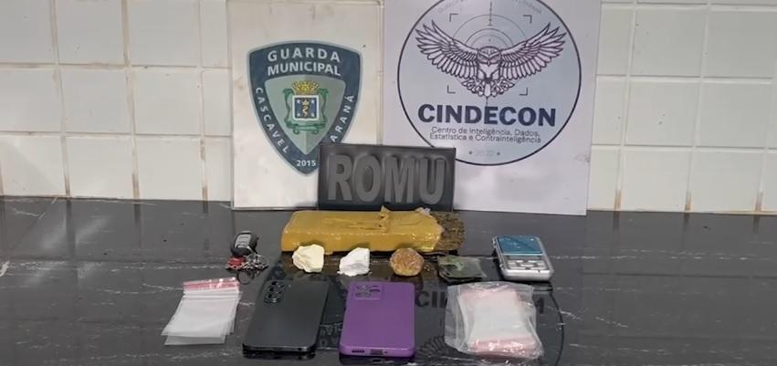Casal é detido com carro roubado, drogas e balança de precisão