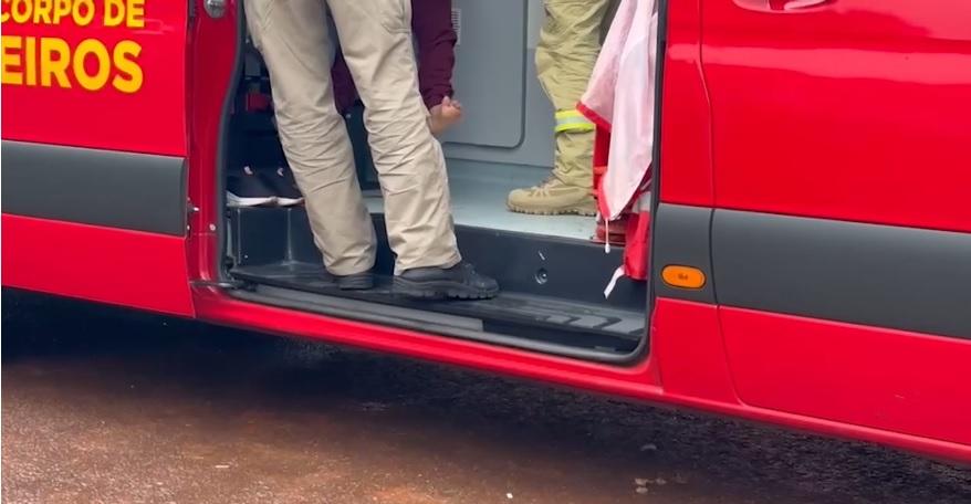ALERTA! Criança fica grudada ao encostar em rede elétrica e mãe também sofre choque ao tentar salvar filha