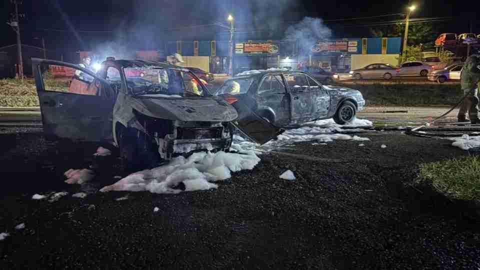 Grave acidente termina com carro destruído pelo fogo e homem gravemente ferido