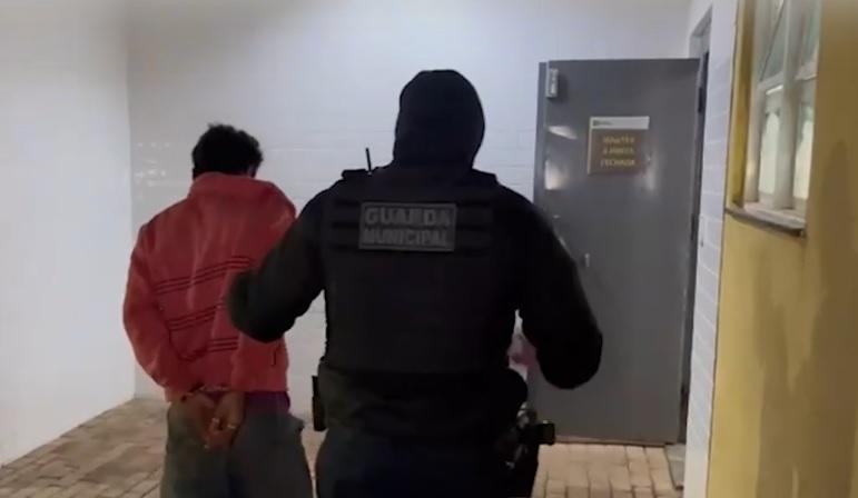 Homem é detido ao voltar para buscar carro furtado