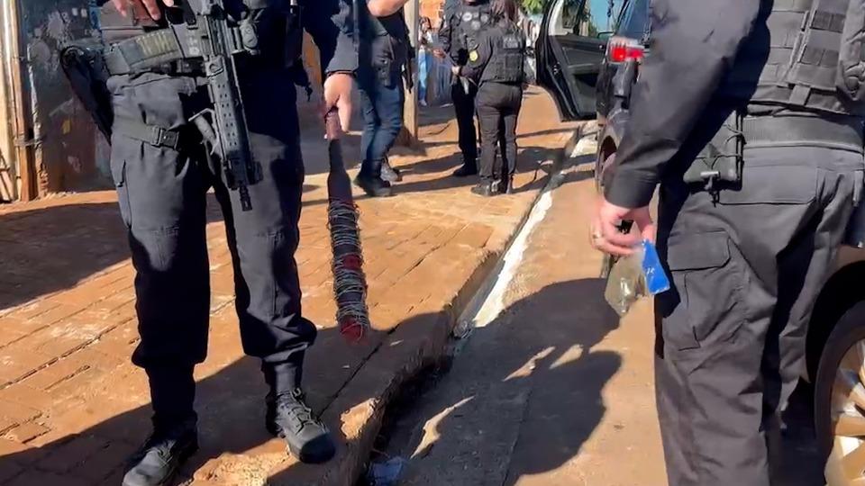 Homem é preso com droga e taco com arame farpado durante operação policial