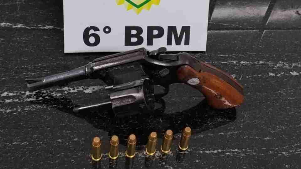 Jovem é preso com revólver carregado durante abordagem em frente a colégio