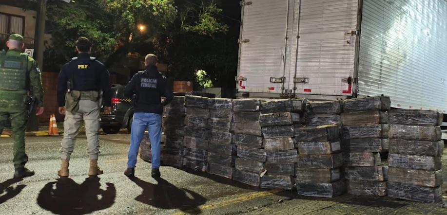 Mais de 1,7 tonelada de droga é apreendida na BR-277 e motorista é preso
