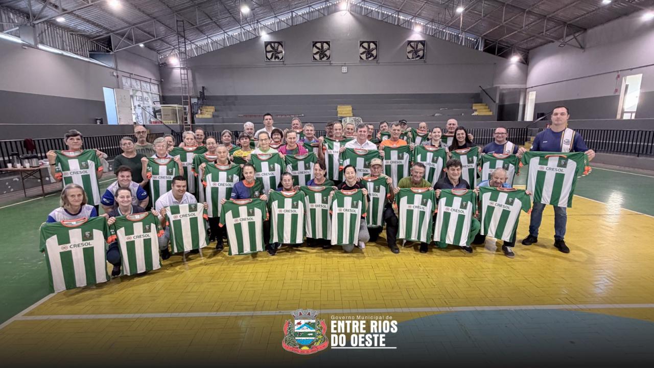 Prefeitura de Entre Rios do Oeste entrega uniformes para atletas da terceira idade
