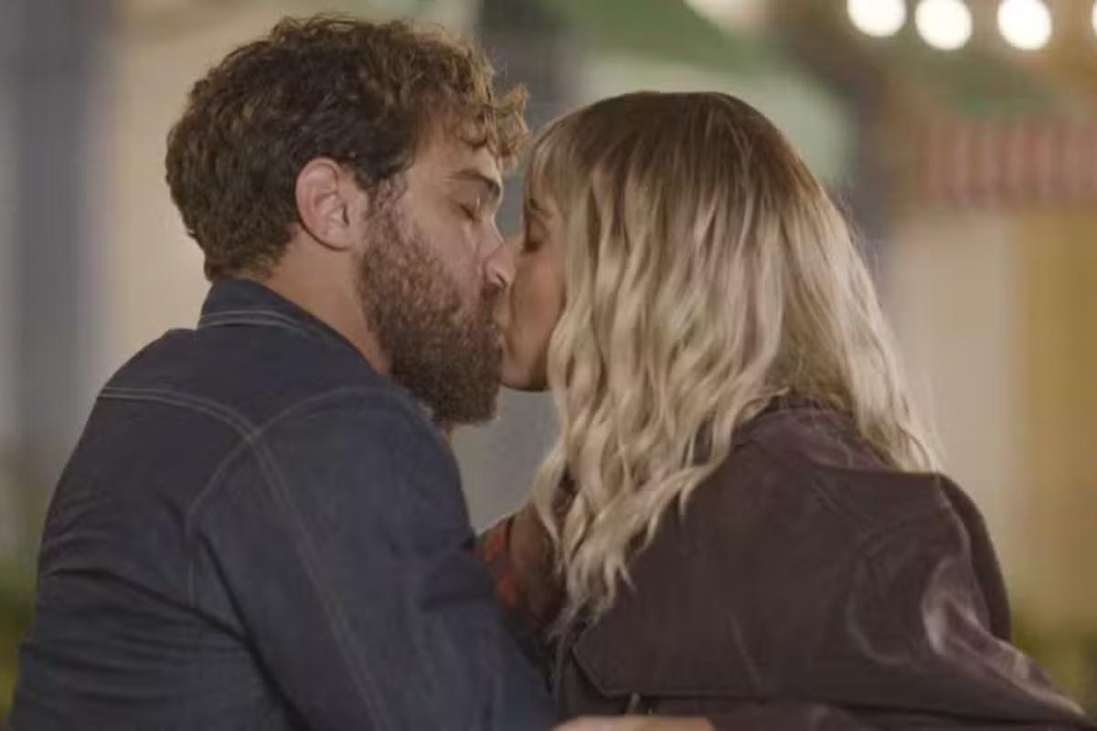 Ana Castela e Gael se beijam apaixonadamente em ‘Coração Acelerado’