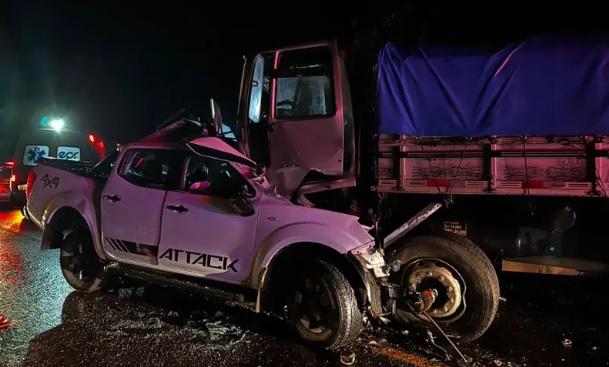 Batida entre caminhonete e caminhão deixa um morto na BR-277