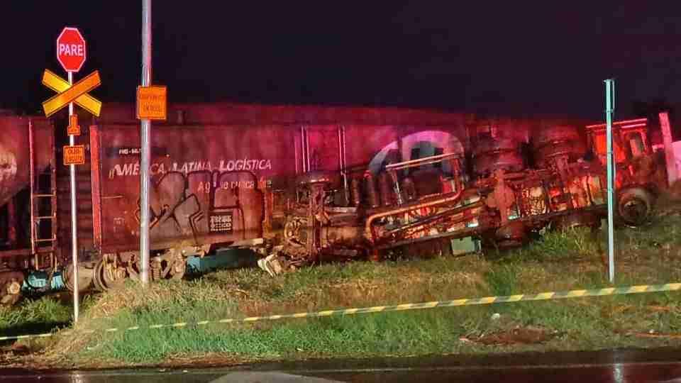 Caminhão-tanque carregado com GLP é atingido por trem na BR-369