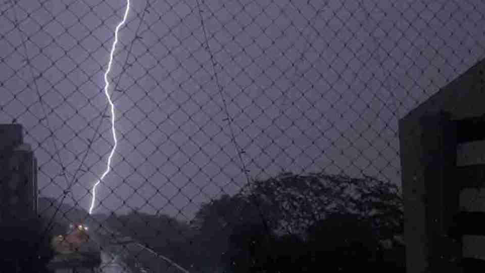 Cidade do Paraná é atingida por mais de mil raios