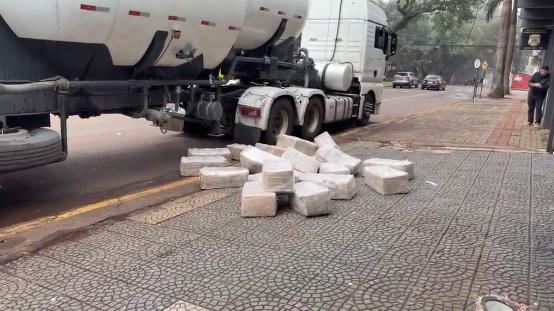Forças de segurança apreendem caminhão carregado com 1,6 tonelada de maconha em Cascavel