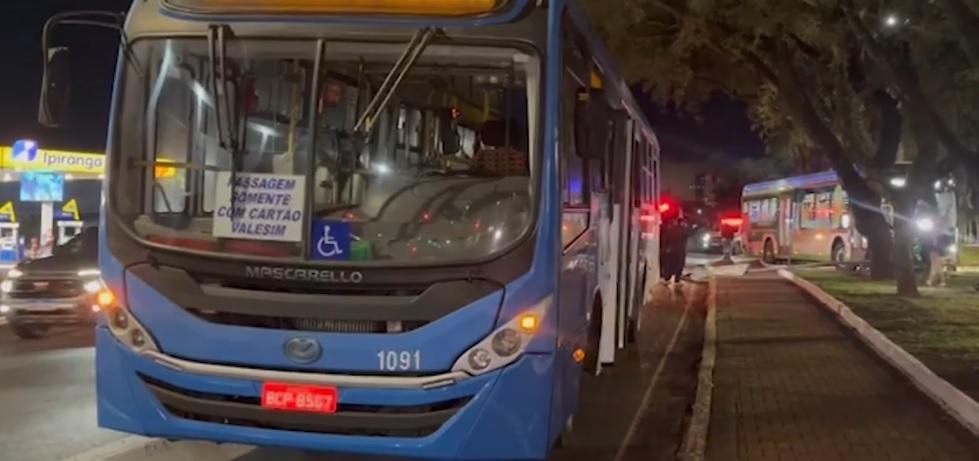 Forte batida entre ônibus mobiliza grande aparato do Corpo de Bombeiros