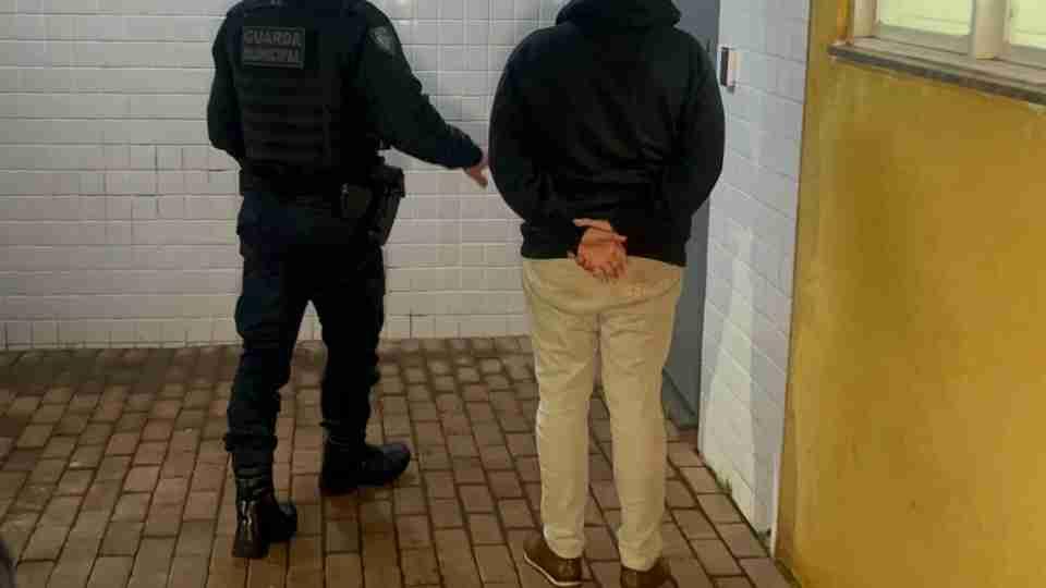 Homem é detido após furtar loja em shopping e voltar à 