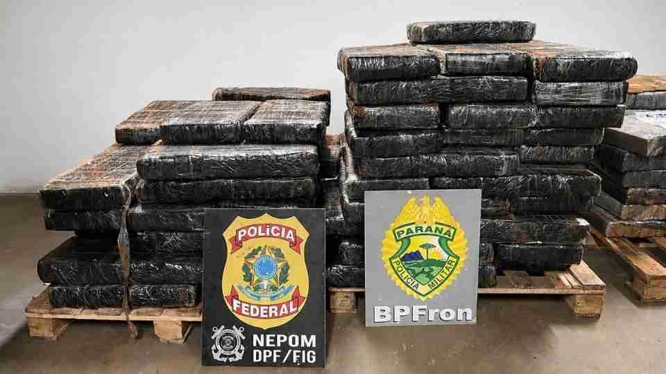 Mais de 1 tonelada de maconha é apreendida em Santa Helena após criminosos abandonarem veículos