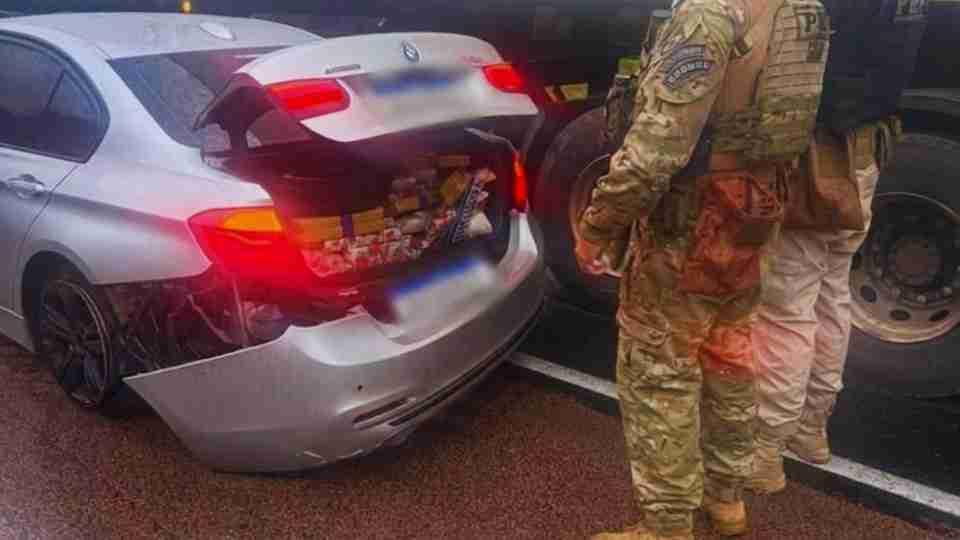 Motorista de BMW tenta atropelar policial, foge e acaba preso com mais de 300 kg de drogas na BR-27