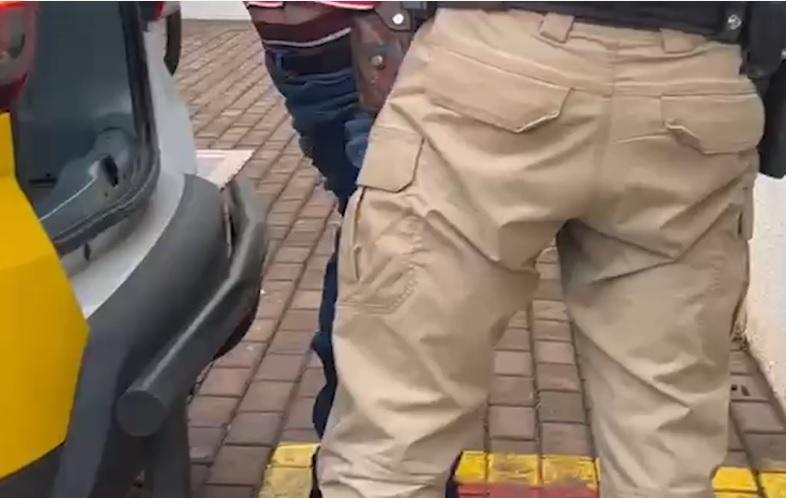 Motorista embriagado dorme dentro do carro e fica parado por mais de uma hora no semáforo