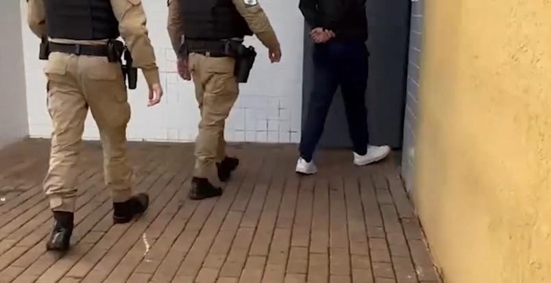Mulher acorda e flagra homem a apalpando dentro de ônibus; suspeito é detido em Corbélia
