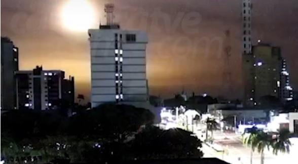 Ó, os ETs de novo!? Clarão misterioso no céu chama atenção no Oeste