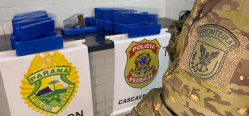 Passageiro tenta despistar fiscalização em ônibus, mas acaba preso com droga