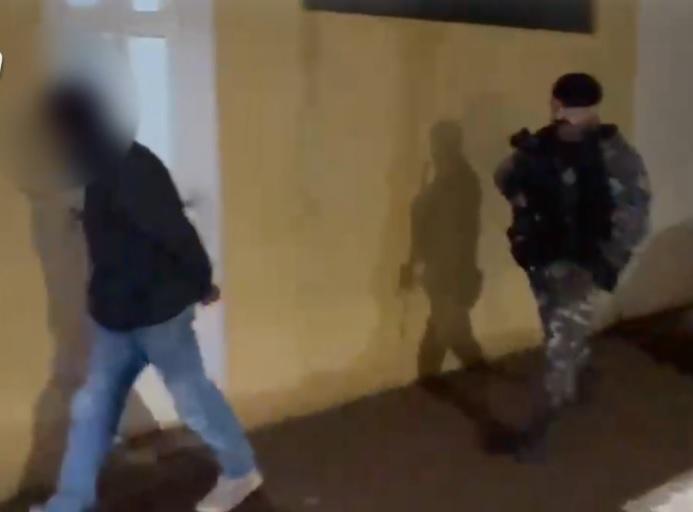 Polícia prende ladrão de caminhonete após proprietário perseguir e atirar contra suspeito