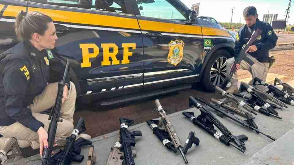 PRF faz maior apreensão de fuzis da história da corporação na BR-277