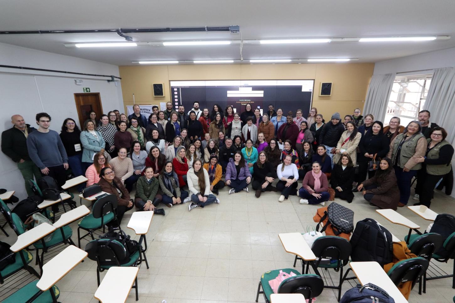 Rede de Bibliotecas do Oeste do Paraná é fortalecida com entrega de cerca de 100 kits literários 