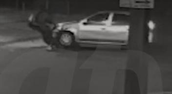Vídeo: moto fica cravada em carro após batida