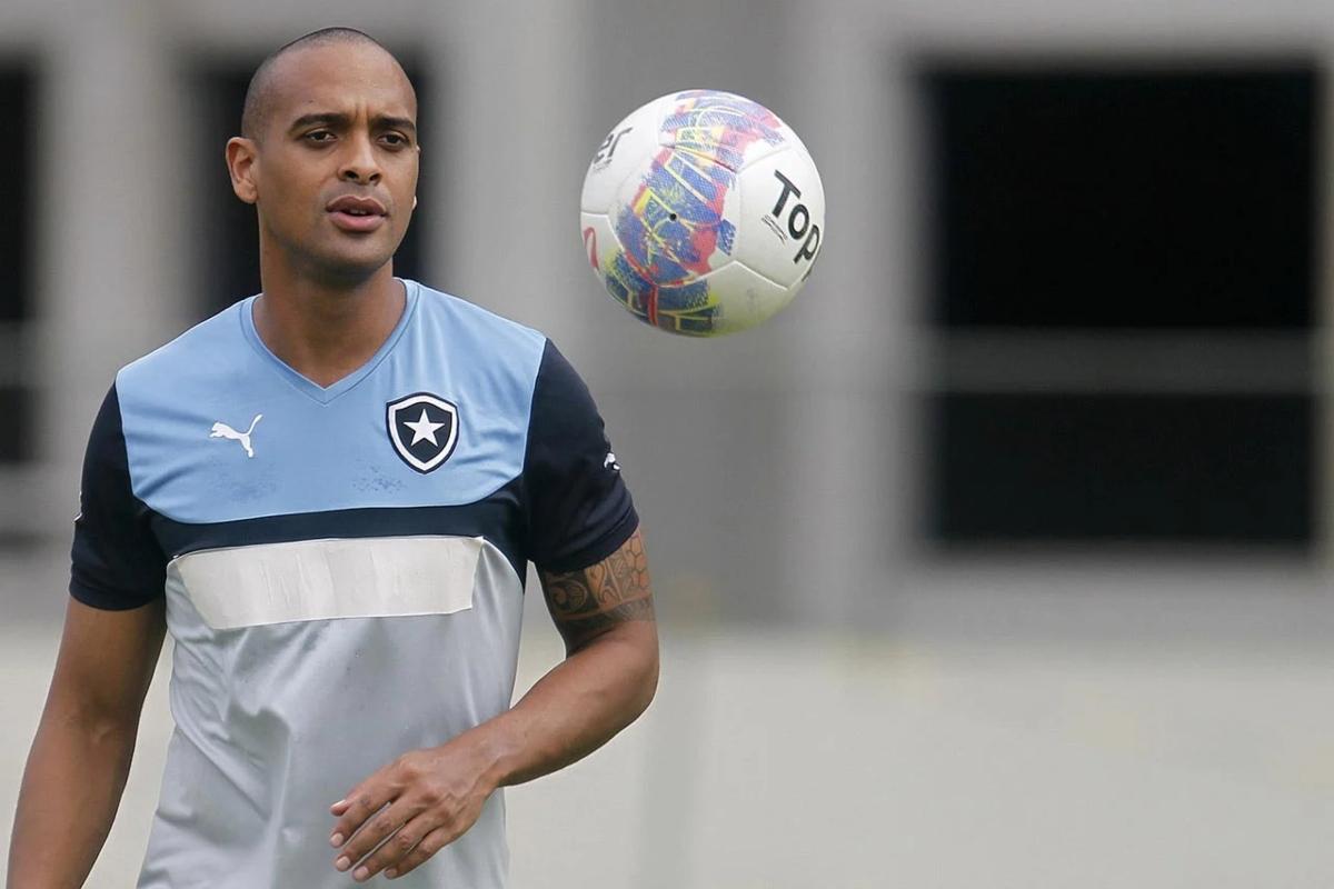 Ex-jogador do Botafogo morre durante ventania