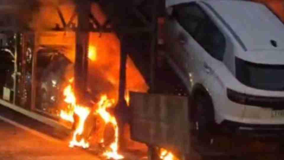 Caminhão-cegonha carregado com veículos pega fogo na BR-277 e interdita rodovia em Céu Azul