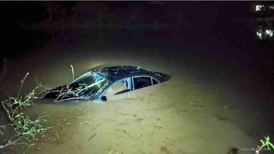 Carro cai em açude após motorista passar direto em cruzamento