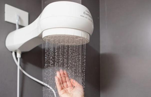 Chuveiro pode elevar conta de luz em até 30% no inverno; veja como evitar gastos extras