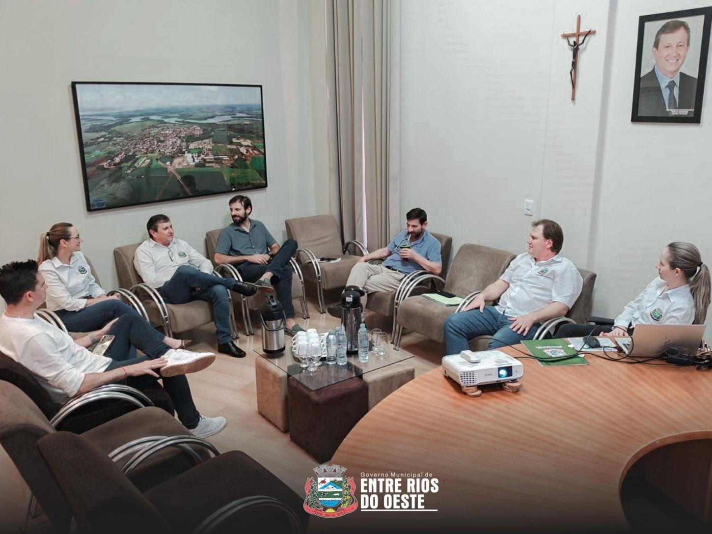 Comitiva de Palotina visita Entre Rios do Oeste para conhecer o Programa Juro Zero