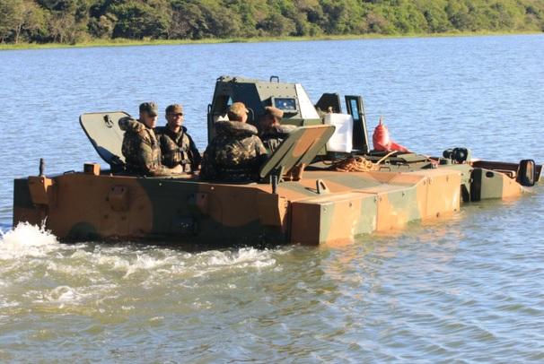 Exército treina com blindado em rios de Foz para reforçar operações na fronteira
