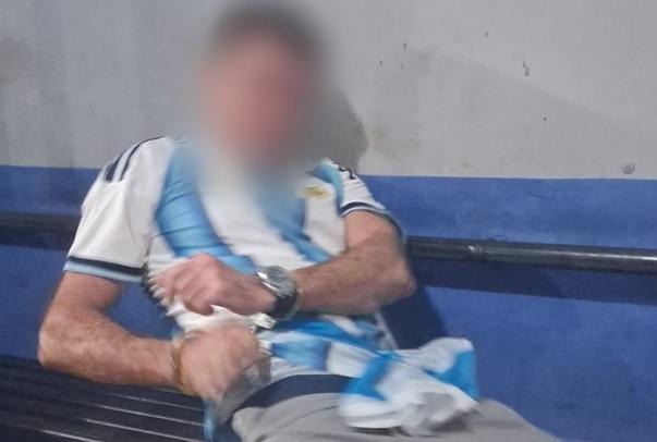 Homem com camiseta da Argentina mostra partes íntimas em via pública, xinga casal e acaba preso