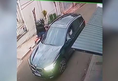 Imagens mostram momento de ataque que matou homem em BMW blindada em Foz do Iguaçu