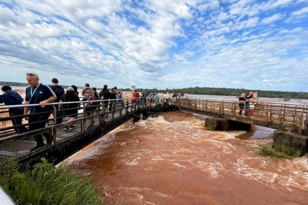 Lado argentino fecha acesso à Garganta do Diabo por causa da alta vazão do Rio Iguaçu
